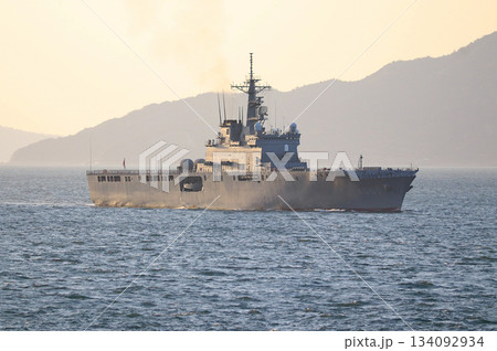 瀬戸内海を東航する輸送艦 134092934