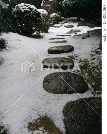 Snow garden 年賀状素材~初雪で雪化粧した回遊式日本庭園の飛び石を歩く冬の早朝のお散歩風景 Snow garden 年賀状素材~初雪で雪化粧した回遊式日本庭園の飛び石を歩く冬の早朝のお散歩風景 134093067