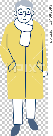 一位穿著外套的老人正在行走 134093095