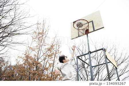 バスケットを楽しむ男の子 134093267