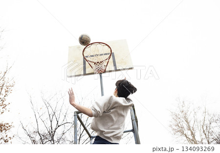 バスケットを楽しむ男の子 134093269