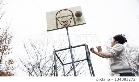 バスケットを楽しむ男の子 バスケットを楽しむ男の子 134093272