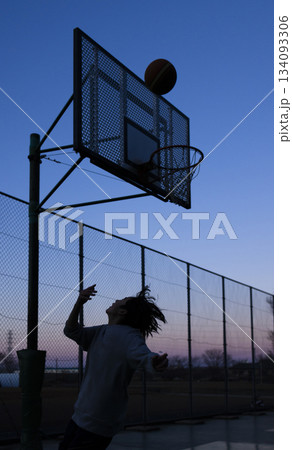 バスケットを楽しむ男の子 バスケットを楽しむ男の子 134093306