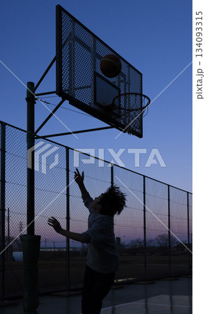 バスケットを楽しむ男の子 134093315