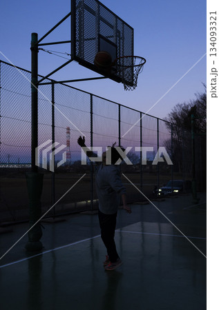 バスケットを楽しむ男の子 134093321