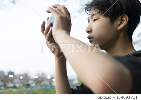 スマホを構える男の子 スマホを構える男の子 134093711