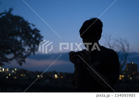 スマホを構える男の子 134093985