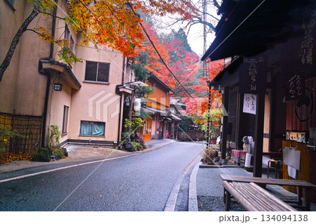 京都市左京区、貴船神社への街道沿いの旅館街の街並み 京都市左京区、貴船神社への街道沿いの旅館街の街並み 134094138