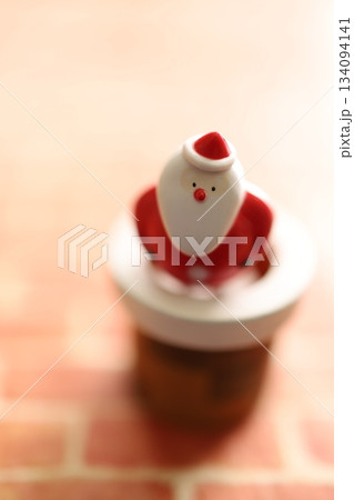 煙突に入ったサンタクロース 134094141