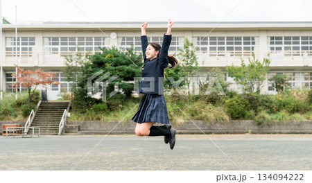 ジャンプする高校生・中学生・女子高生・学生 134094222