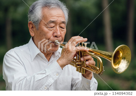 トランペットを演奏しているシニア男性 134094302