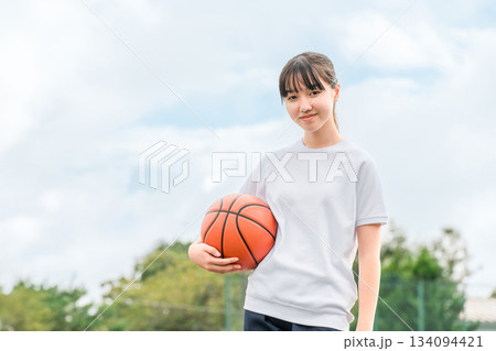 体操服,運動服を着てバスケットボールを持つ小学生,中学生,高校生の女の子,子供 134094421