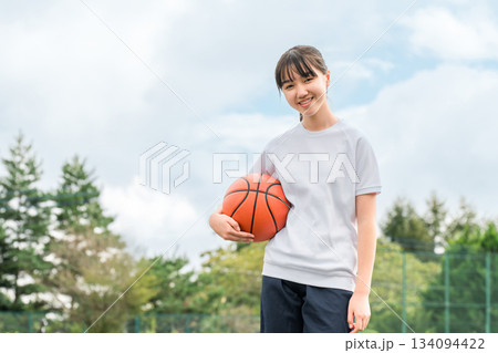 体操服,運動服を着てバスケットボールを持つ小学生,中学生,高校生の女の子,子供 体操服,運動服を着てバスケットボールを持つ小学生,中学生,高校生の女の子,子供 134094422
