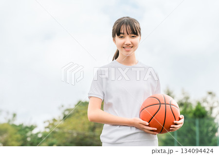 体操服,運動服を着てバスケットボールを持つ小学生,中学生,高校生の女の子,子供 体操服,運動服を着てバスケットボールを持つ小学生,中学生,高校生の女の子,子供 134094424