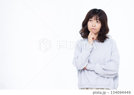 真剣に悩んでいる女性 真剣に悩んでいる女性 134094449