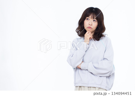 真剣に悩んでいる女性 真剣に悩んでいる女性 134094451