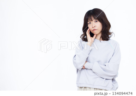 真剣に悩んでいる女性 134094474
