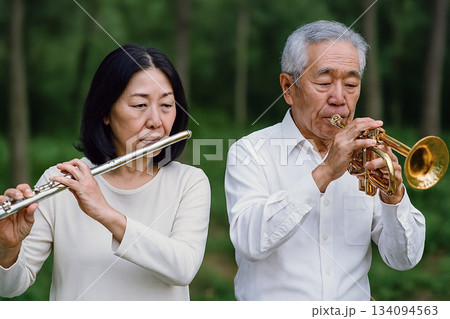 仲良く楽器を演奏するシニア夫婦 仲良く楽器を演奏するシニア夫婦 134094563