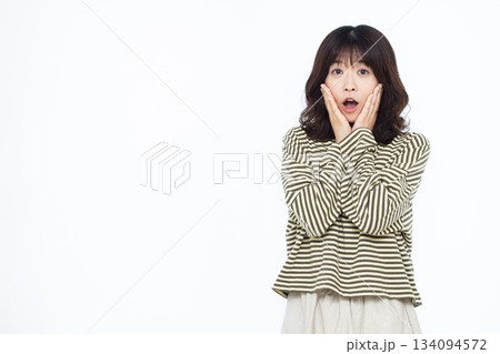 びっくり驚いている女性 134094572