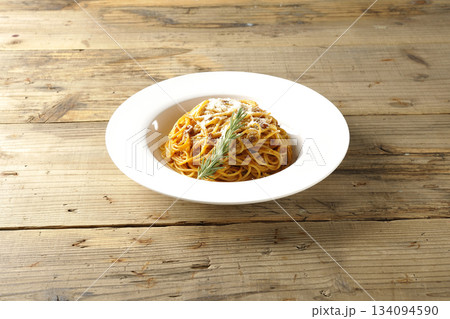 粉チーズとローズマリーの乗ったスパゲッティミートソース 134094590