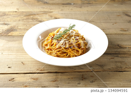 粉チーズとローズマリーの乗ったスパゲッティミートソース 134094591