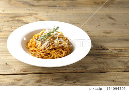 粉チーズとローズマリーの乗ったスパゲッティミートソース 134094593