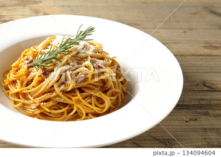 粉チーズとローズマリーの乗ったスパゲッティミートソース 134094604