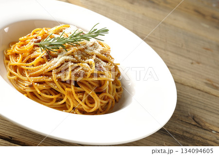 粉チーズとローズマリーの乗ったスパゲッティミートソース 134094605