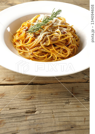 粉チーズとローズマリーの乗ったスパゲッティミートソース 134094608