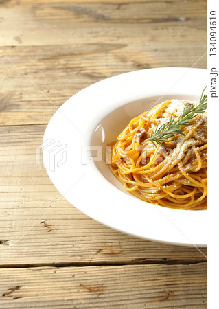 粉チーズとローズマリーの乗ったスパゲッティミートソース 134094610