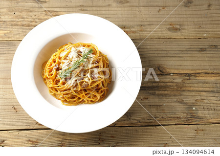 粉チーズとローズマリーの乗ったスパゲッティミートソース 粉チーズとローズマリーの乗ったスパゲッティミートソース 134094614