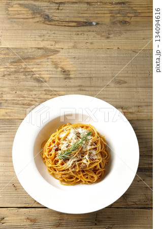 粉チーズとローズマリーの乗ったスパゲッティミートソース 134094616