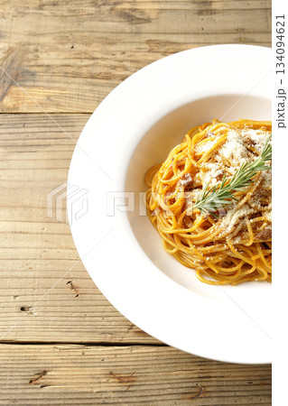 粉チーズとローズマリーの乗ったスパゲッティミートソース 134094621