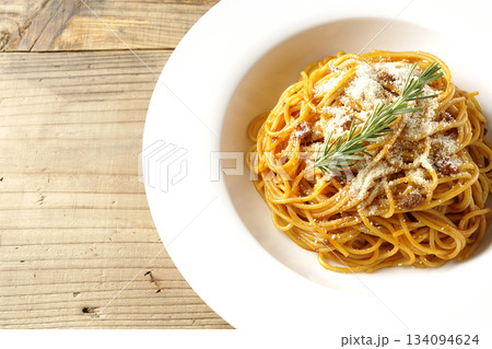 粉チーズとローズマリーの乗ったスパゲッティミートソース 粉チーズとローズマリーの乗ったスパゲッティミートソース 134094624