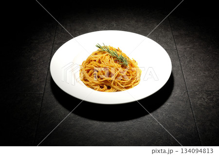 ローズマリーの乗ったスパゲッティミートソース 134094813