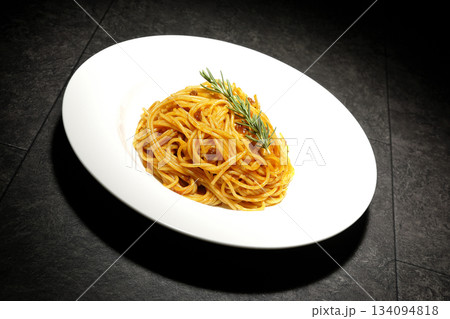 ローズマリーの乗ったスパゲッティミートソース 134094818
