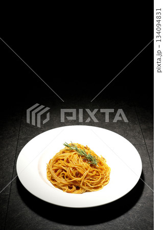 ローズマリーの乗ったスパゲッティミートソース ローズマリーの乗ったスパゲッティミートソース 134094831