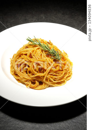 ローズマリーの乗ったスパゲッティミートソース 134094836