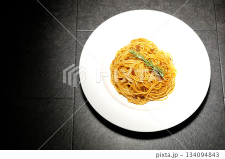 ローズマリーの乗ったスパゲッティミートソース 134094843