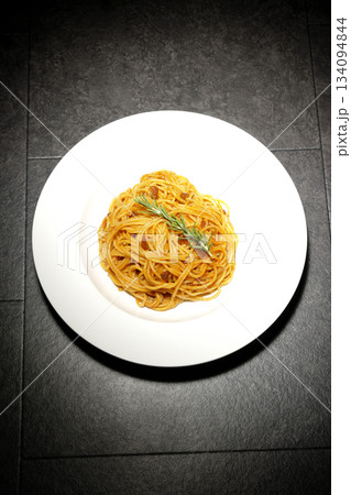 ローズマリーの乗ったスパゲッティミートソース 134094844