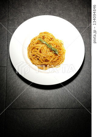 ローズマリーの乗ったスパゲッティミートソース 134094846