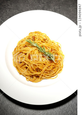 ローズマリーの乗ったスパゲッティミートソース ローズマリーの乗ったスパゲッティミートソース 134094847