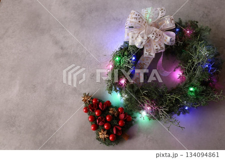 ライトが光るクリスマスリース 134094861