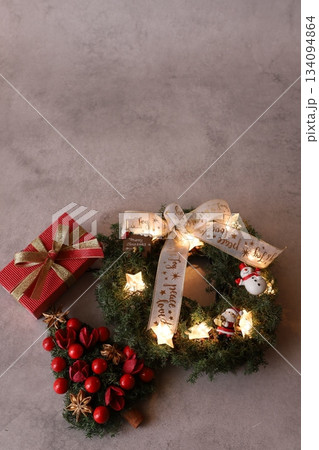 ライトが光るクリスマスリース 134094864