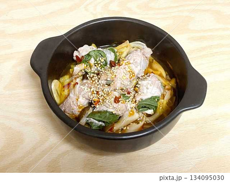 豚肉とエゴマの葉の辛味鍋 豚肉とエゴマの葉の辛味鍋 134095030