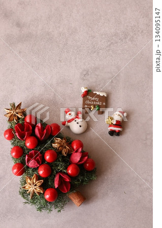クリスマスツリーとクリスマス雑貨 クリスマスツリーとクリスマス雑貨 134095147
