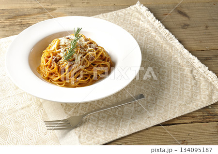 粉チーズとローズマリーの乗ったスパゲッティミートソース 134095187