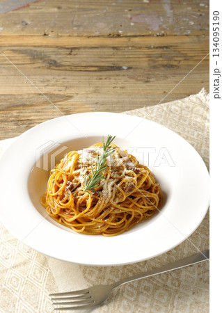 粉チーズとローズマリーの乗ったスパゲッティミートソース 粉チーズとローズマリーの乗ったスパゲッティミートソース 134095190