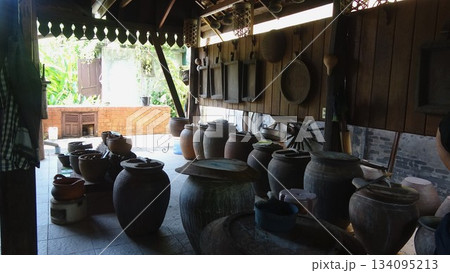 染色のための壺が並ぶ小屋 134095213