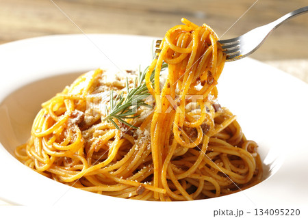 粉チーズとローズマリーの乗ったスパゲッティミートソース 134095220